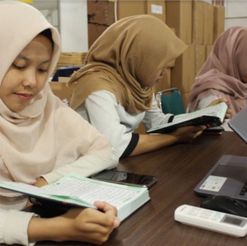 Membaca Alquran sebelum memulai perkerjaan